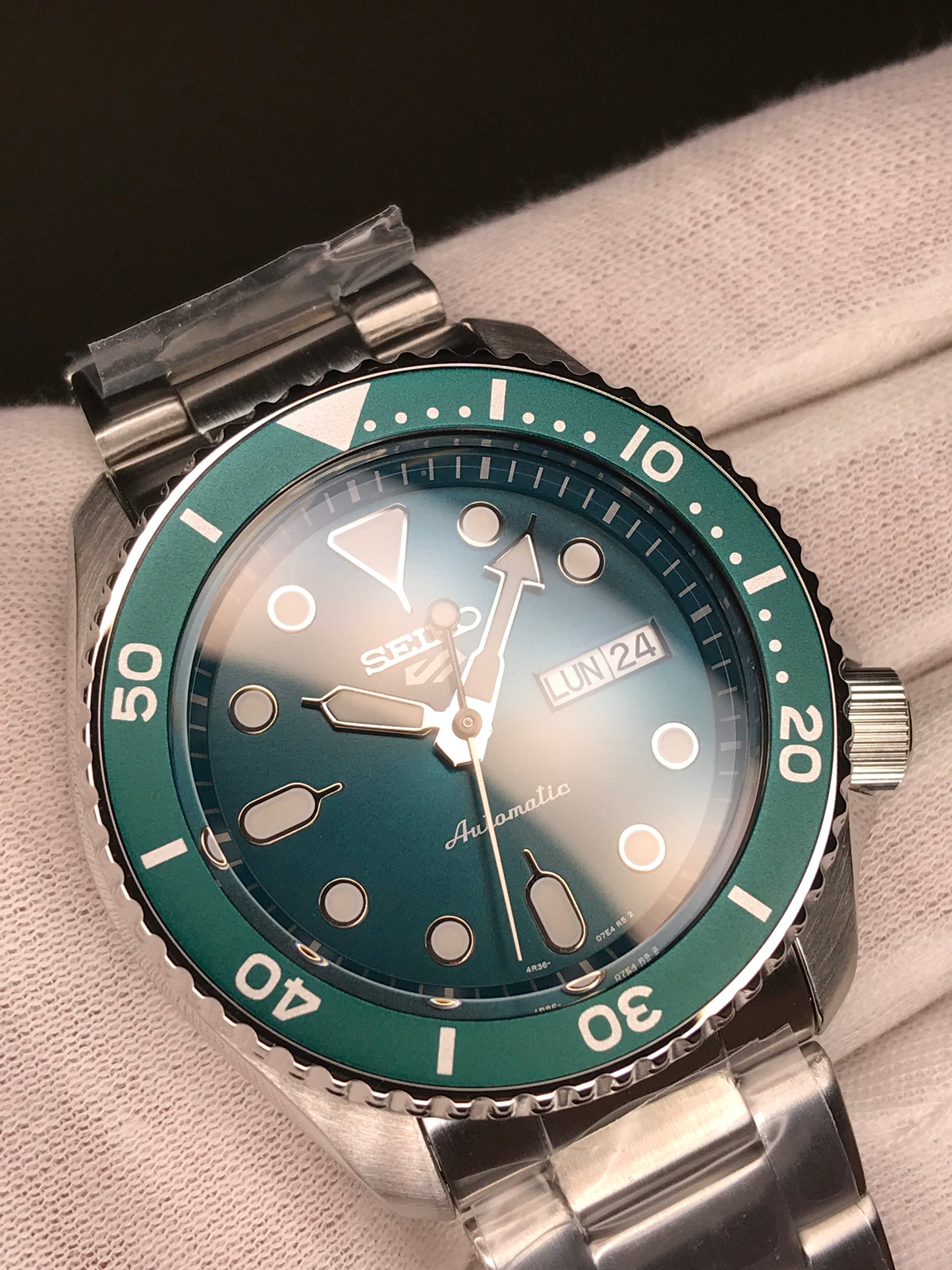 Seiko 5 Sports SRPD61K1 "GREEN HULK" Automatic 100m Water Resistant Green Dial Gents Sports Watch SRPD61