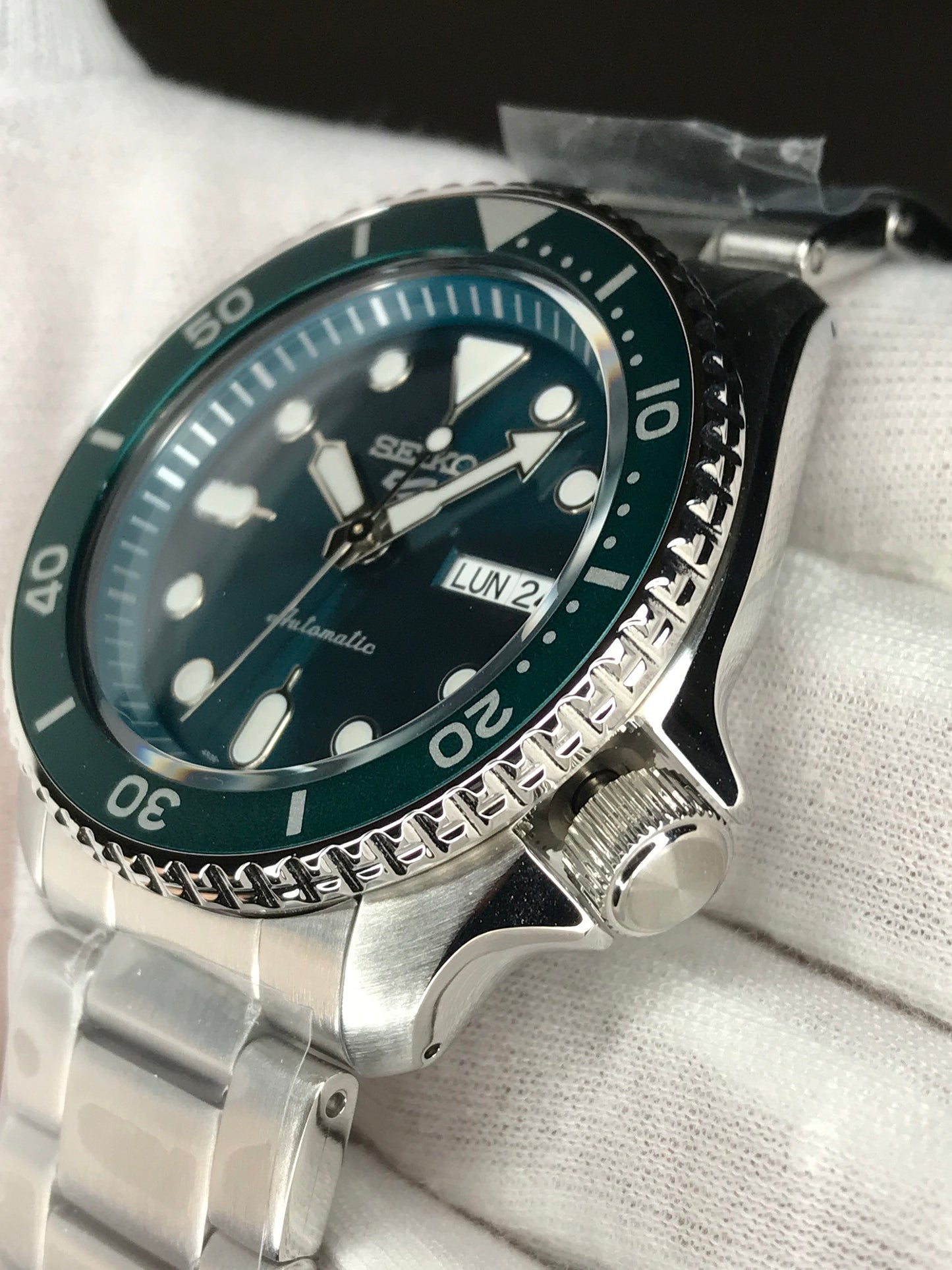 Seiko 5 Sports SRPD61K1 "GREEN HULK" Automatic 100m Water Resistant Green Dial Gents Sports Watch SRPD61