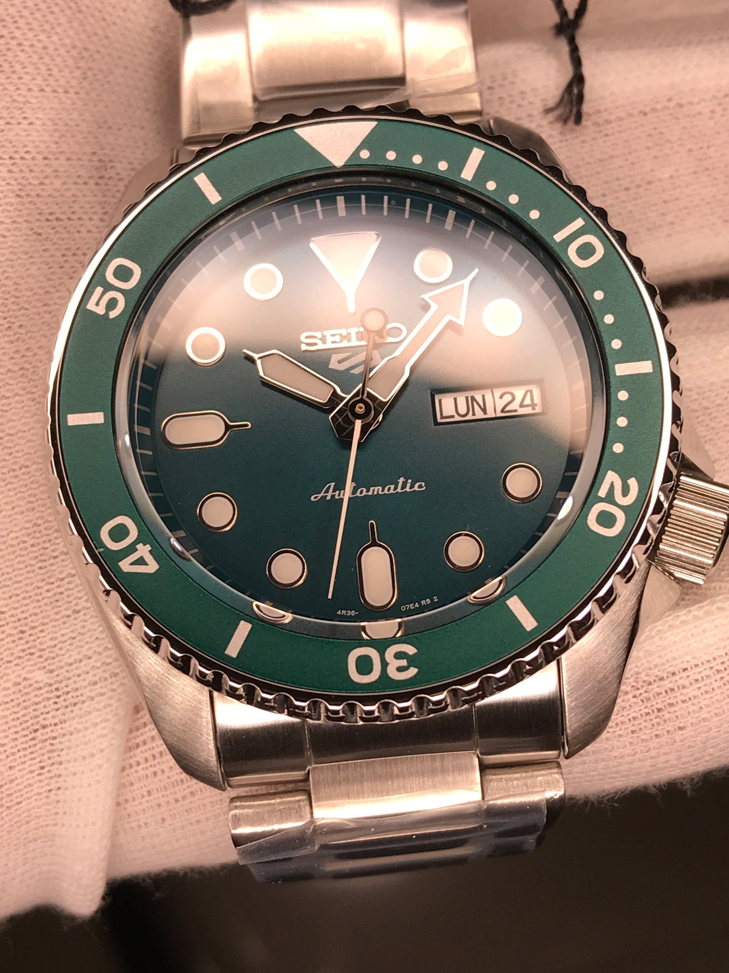 Seiko 5 Sports SRPD61K1 "GREEN HULK" Automatic 100m Water Resistant Green Dial Gents Sports Watch SRPD61