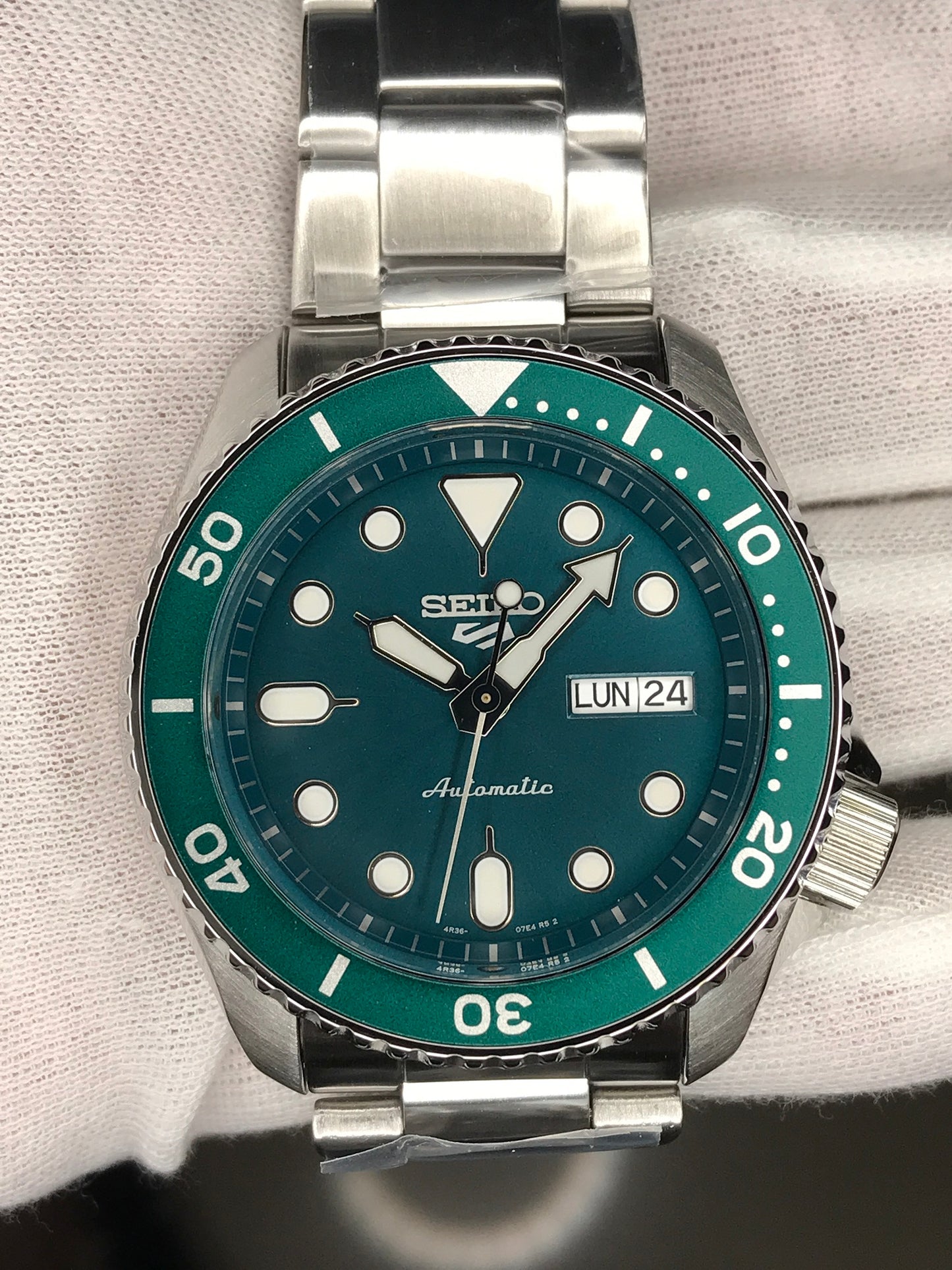 Seiko 5 Sports SRPD61K1 "GREEN HULK" Automatic 100m Water Resistant Green Dial Gents Sports Watch SRPD61