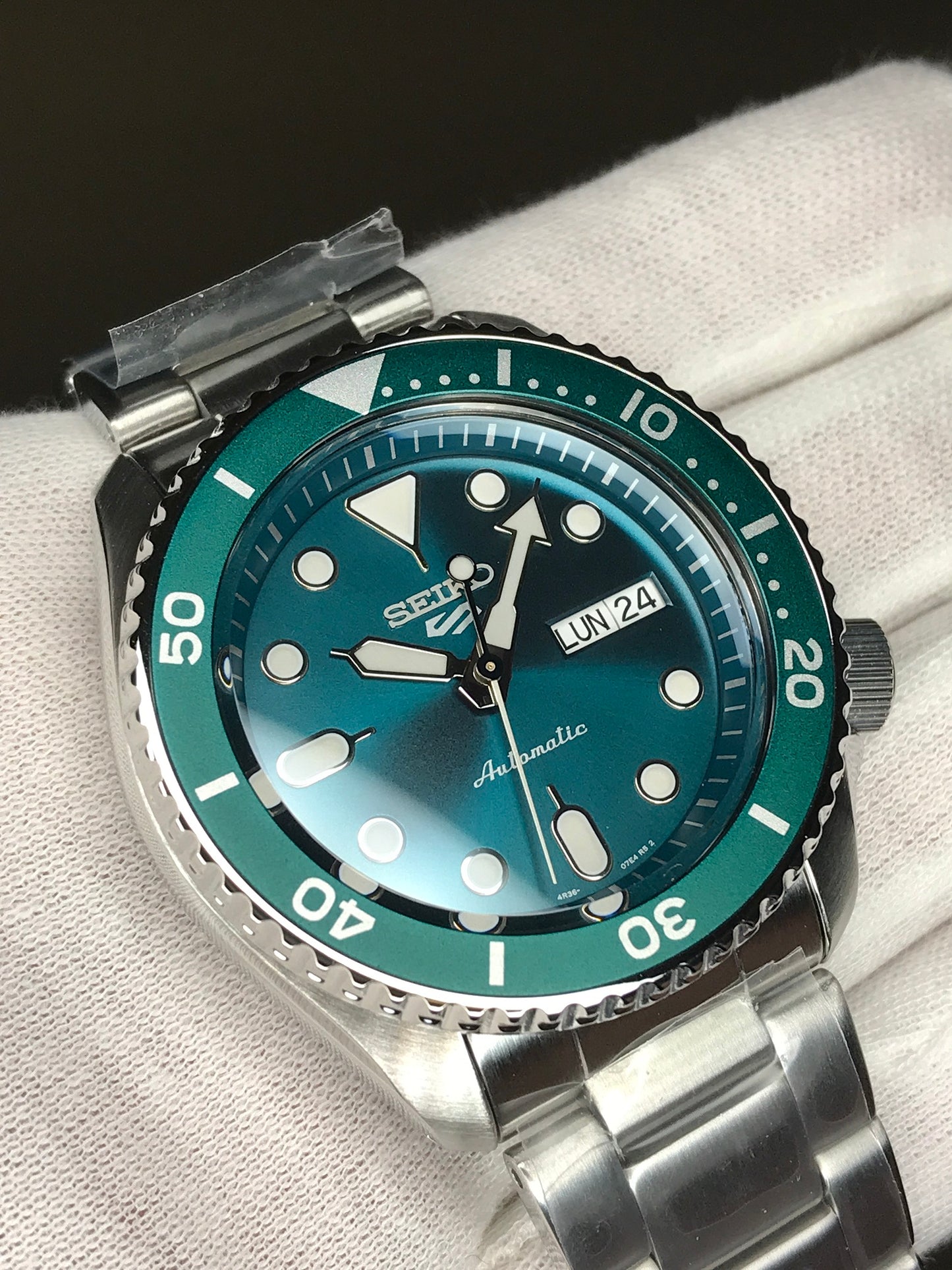 Seiko 5 Sports SRPD61K1 "GREEN HULK" Automatic 100m Water Resistant Green Dial Gents Sports Watch SRPD61