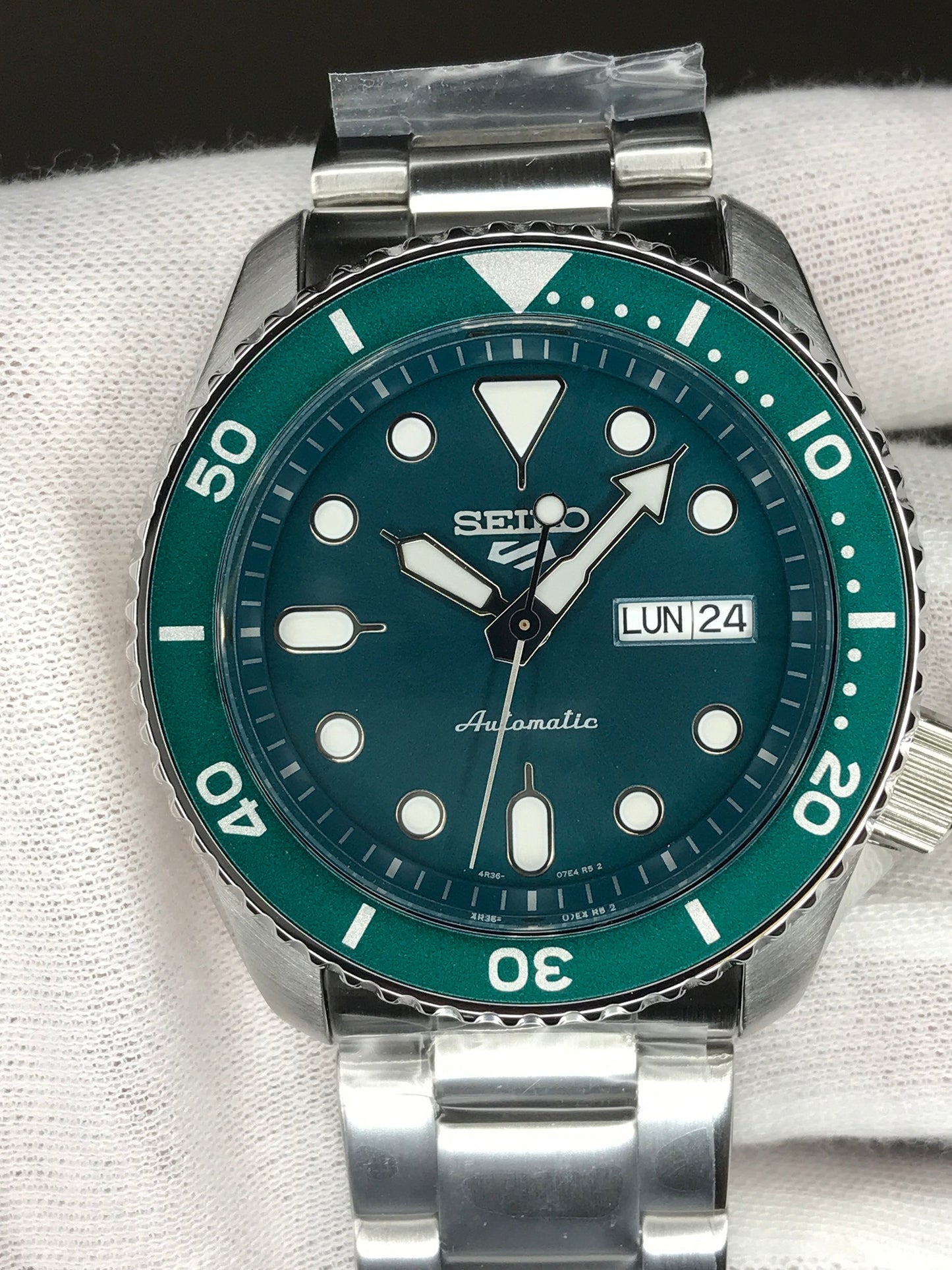 Seiko 5 Sports SRPD61K1 "GREEN HULK" Automatic 100m Water Resistant Green Dial Gents Sports Watch SRPD61