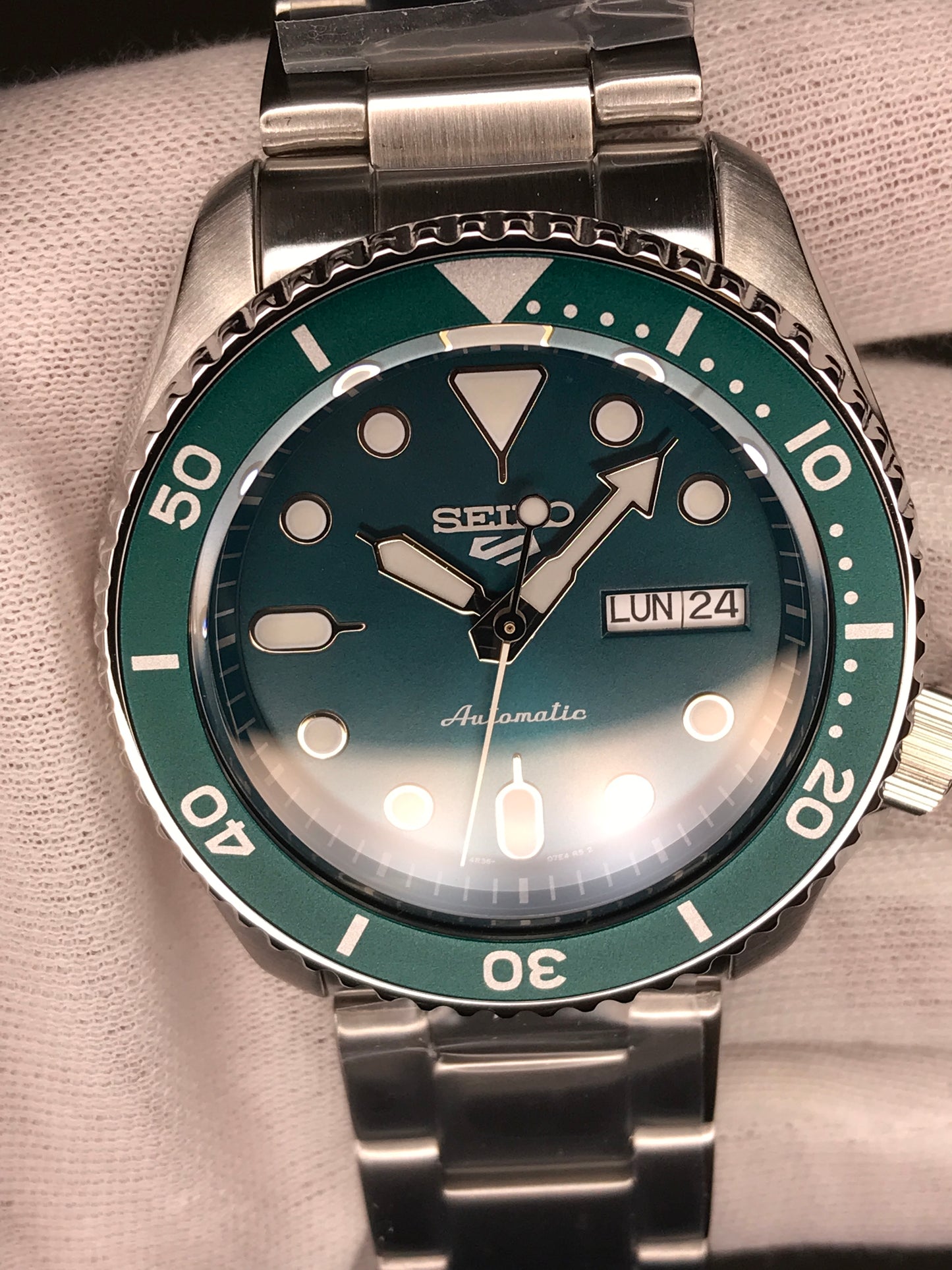 Seiko 5 Sports SRPD61K1 "GREEN HULK" Automatic 100m Water Resistant Green Dial Gents Sports Watch SRPD61