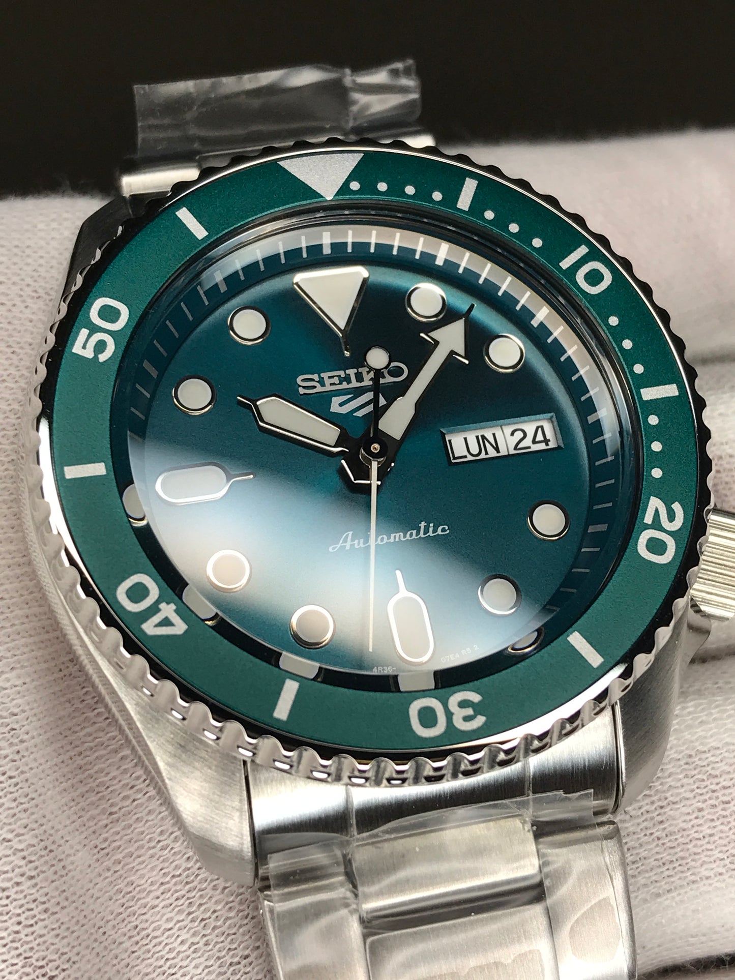 Seiko 5 Sports SRPD61K1 "GREEN HULK" Automatic 100m Water Resistant Green Dial Gents Sports Watch SRPD61
